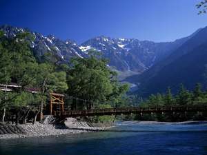上高地へは、平湯温泉バスターミナルからバスで30分!