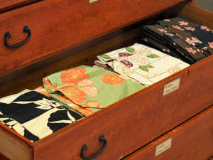 女性のお客様は色浴衣をお選びいただけます。