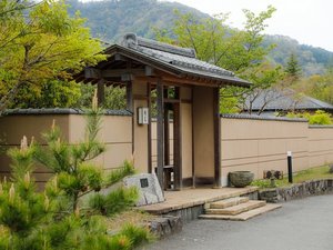 【正門】城崎温泉街から約7分、静かな場所に銀花があります。