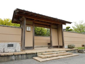 【正門】城崎温泉街から約7分、静かな場所に銀花があります。