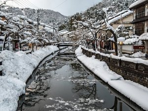 雪の城崎温泉街