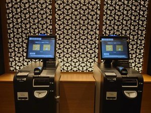 【フロント】自動チェックイン機でスムーズにお手続きいただけます。QR/バーコード決済にも対応。