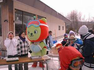 �n�����w���̎��ƍ͔|�̂��΂ō����������U��܂����ɃA���N�}������`��