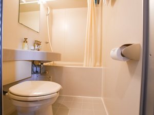6部屋全てに共通のユニットバスがあります。*単体のバスルームはございません。