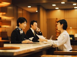 本館1階ロビー コンシェルジュでは、ツアーのご紹介やレストランの予約など様々なお手伝いをしております。