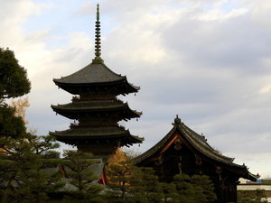 夕暮れの京都東寺の塔
