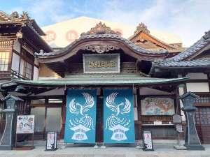 道後温泉本館。夏らしい日除け幕となっております。道後REBORNプロジェクト