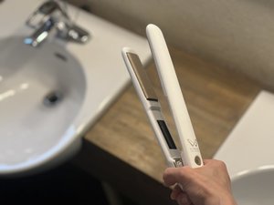 この度女性に人気のヘアアイロン『KINUJO』を導入致しました。使用後はフロントにお返しください。