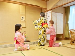 ご希望のお客様には、色浴衣の着付けサービスもございます。