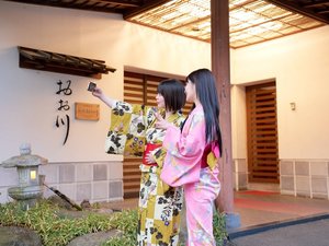 色浴衣で女子旅♪