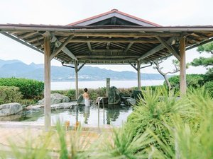 �����ɐ��E��Y�̌F��̎R�X��ߒq�̑��]�݁A��ɂ͗m��̋��΂⒪����������������ĂĂ���܂��B