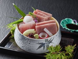 【一品料理】勝浦漁港水揚げ生鮪のお造り 赤身とトンボまぐろ食べ比べ 料金:2,200円(税込) 期間:通年