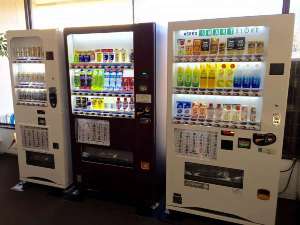◆飲料自販機◆館内には清涼飲料水とアルコールの自販機がございます。