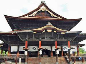 【善光寺】極楽往生・所願成就のご利益があるとも言われています。車で60分