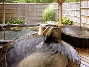 女性の露天風呂は　樹齢千年の桜の木をくりぬいた浴槽です
