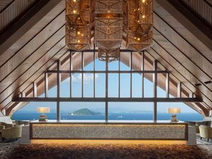 大きな窓から望む神島