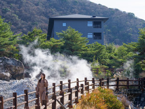 当館の前から地獄巡りの散策路が続いております。