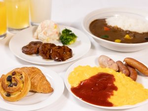 ハンバーグやソーセージ、カレー等も日替わりでご用意しております。