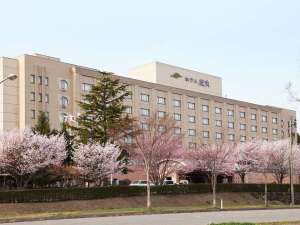 外観【桜の季節】ホテルの前には桜がいっぱい咲き誇ります。