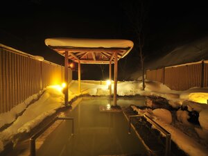 大自然に囲まれた夜の露天風呂で、ライトアップされた雪景色や、晴れた日は星空を眺めてほっこりゆったり♪