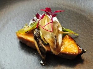 鰤照焼 新里葱・栃の木舞茸のソテー添え1つ1つ串打ちし焼き上げた照りも美しく上品な味わいの一品です