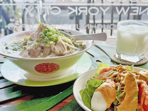 *ご朝食一例(ベトナムスタイル)/フォーとコブサラダの朝食です