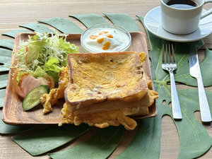 *ご朝食一例(ネパールスタイル)/卵焼きトーストの朝食です
