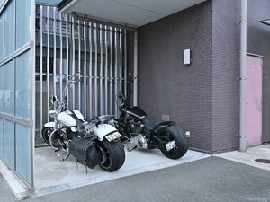 【バイク用駐輪場】ホテル裏手