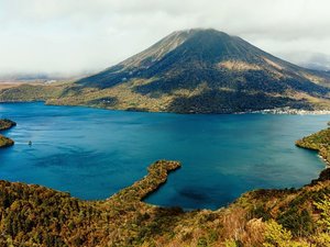 中禅寺湖(ホテルから車で30分):日本屈指の標高を誇る湖。半月山展望台からの景色が絶景です