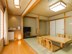 【和室】江戸間10畳の広さと板の間もあり、ゆったりとしたスペースでお寛ぎいただけます。