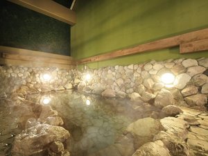 【温泉露天風呂】しっとりと保湿力が高く、柔らかな泉質の美人の湯(一例)※姉妹館「ゆとりろ別府」