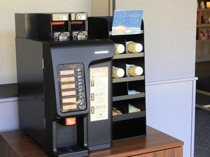 【フリードリンク】フロントロビーで、コーヒーなどをご自由にお楽しみいただけます(一例)