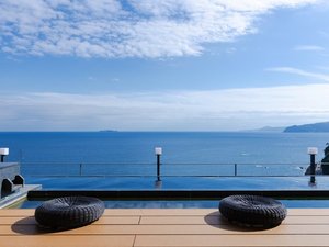 ◆足湯|最上階に位置するテラスでは、相模湾を望みながらの足湯を堪能。