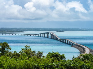 宮古島と伊良部島を結んでいる全長3,540mの「伊良部大橋」。無料で渡れる橋としては日本一の長さを誇る橋◎