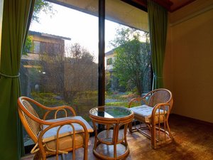 �y��ԓ��ʎ��z������͒���̌i�F�����y���݂��������܂��B