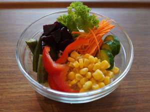 自社農園の有機野菜を使用。知り合いの農家さんからも有機野菜を提供頂いてます。