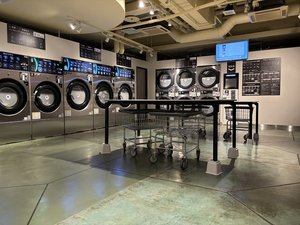 1Fにコインランドリー(LAUNDRY MORE)がございます。※ホテルの運営ではございません。