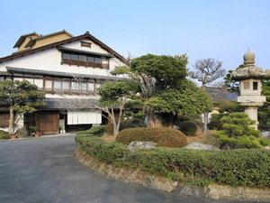 【外観】和の前庭がお出迎え