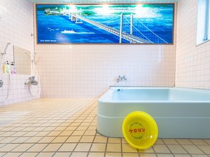 瀬戸内海と瀬戸大橋の壁画が印象的な大浴場。旅や仕事の疲れをゆったり流せる空間です。