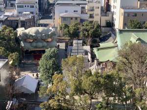 神社のすぐ裏は、恋愛の神様「難波八阪神社」の「大獅子舞」窓から見える!