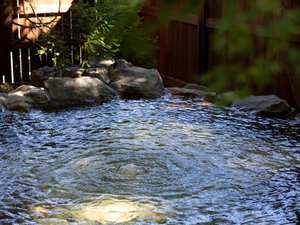 四季折々の風を感じながら、上質な温泉をじっくりと愉しめる露天風呂「しずくの湯」。