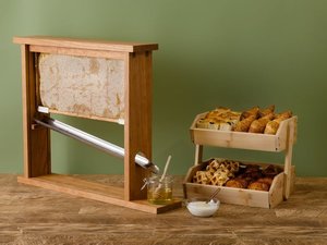 【朝食イメージ】専用の木箱に入った巣蜜からとれる新鮮なはちみつをご用意しております