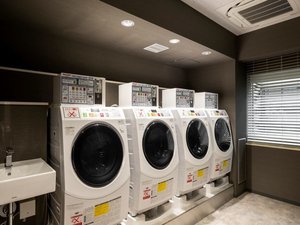 ご宿泊者様専用コインランドリー(24時間営業/有料)※画像はレム秋葉原のコインランドリーです。