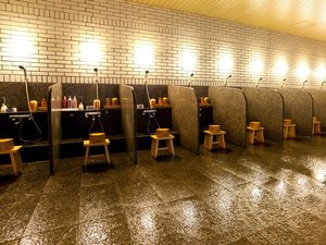 大浴場「つづみの湯」 | 快適さと安心感を備えた洗い場で、癒しのひととき