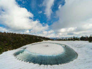 八幡平山頂にある鏡沼の雪解けが作り出す「八幡平ドラゴンアイ」と呼ばれる絶景
