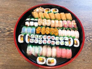 1名様:1,650円(2人前より)要予約。※写真は3人前。内容は季節によって異なります。