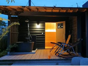 薪サウナ小屋正面(夜)