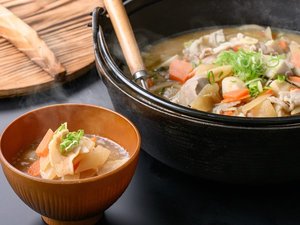 【朝食】三重県産豚肉の豚汁元気な朝のスタートに三重県産の豚肉の旨味たっぷりの豚汁をどうぞ。