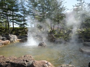 ホテル玄関前の湯池