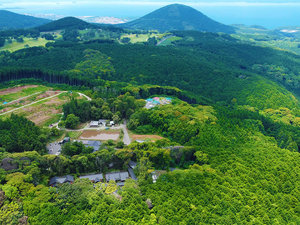 【施設上空】山だけでなく、海も眺められる風光明媚な地。美しい緑に心も癒されるひと時を